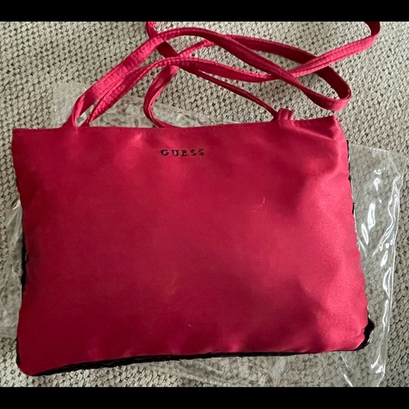 **NWOT** ‘GUESS’ Satin Clutch/Bag - Ruby Red - Picture 3 of 6